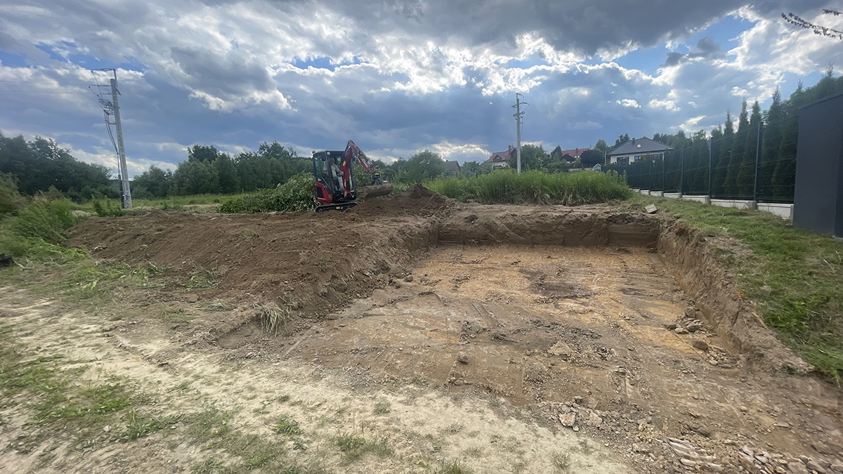 Roboty ziemne minikoparką z operatorem